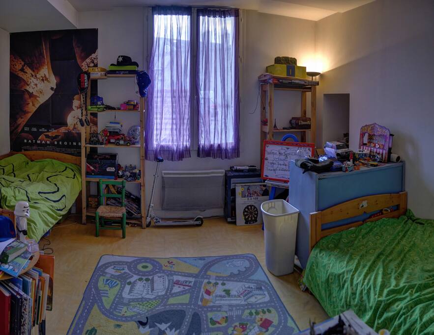 la chambre composée de deux lits simples