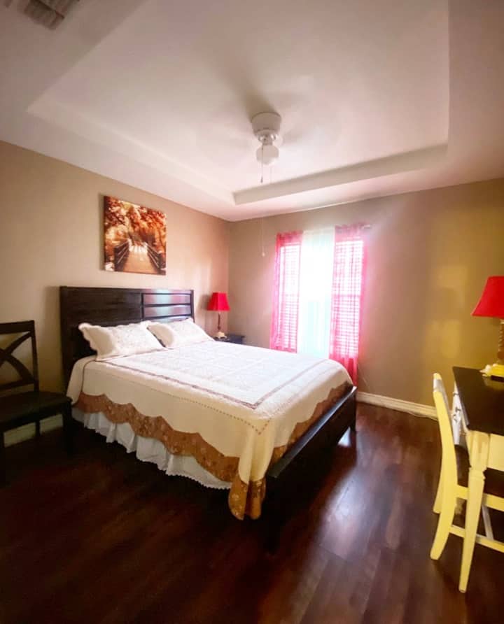 חדר שינה מרווח מס '2 עם שולחן שני\מחשב נייד, שולחן וכיסא. מיטת קווין סייז, מגירות וארון. 