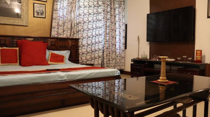 Prvá izba s 55-palcovým inteligentným televízorom, minibarom, zariadením na prípravu čaju a Wi-Fi.