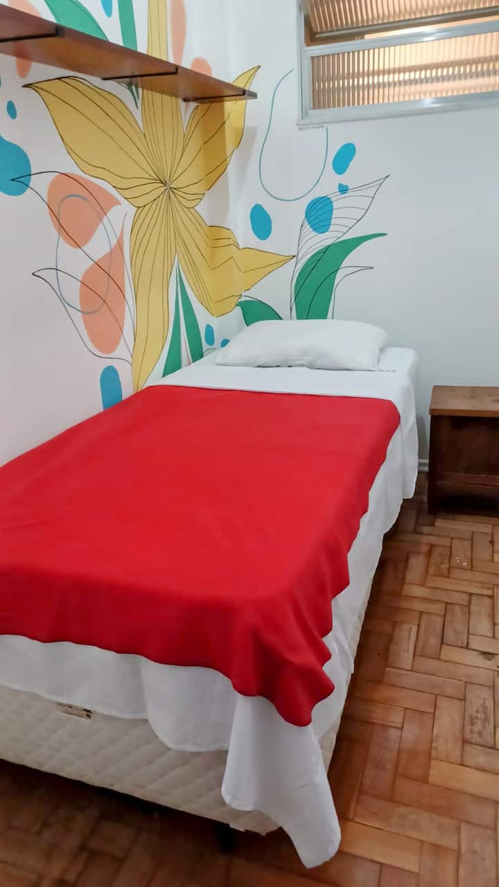 Cama individual. Es un edificio anexo, en la parte trasera de la cocina. Tiene un ventilador y un estante grande, suficiente para acomodar ropa y bolsas cómodamente.
