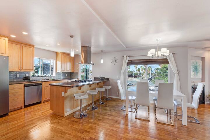 6BR/4BA Bright Spacious Home, Family&Business 18+ gallery image 5