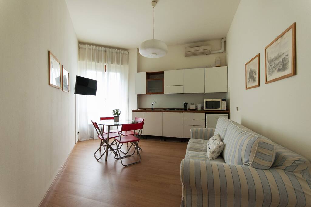 Sala con televisione e angolo cottura