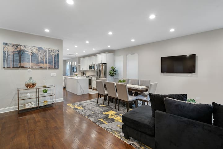 Gorgeous 5 BDR/ 4BA in Logan Square w/Parking! gallery image 3