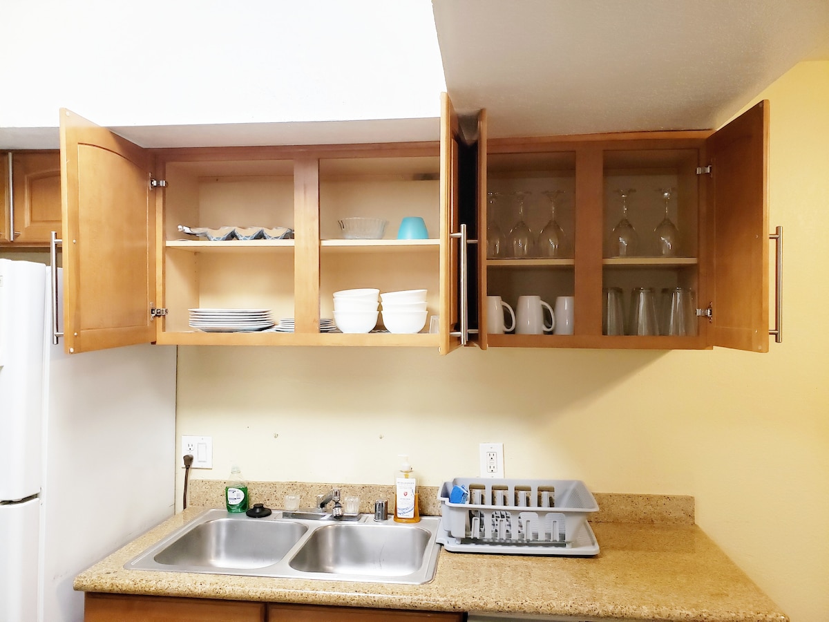 Elegant 2BR/2BA, near Strip, free Parking/Gym/Pool