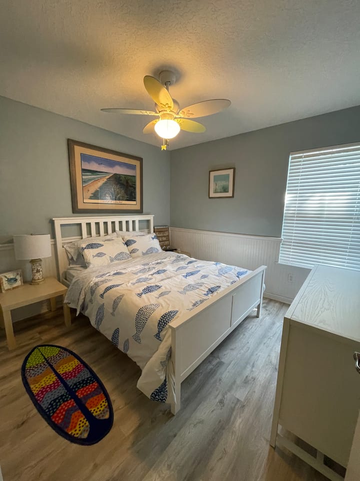 Dormitorio 2 con cama tamaño queen junto al baño del pasillo. 