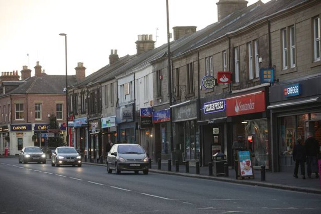 HIGH STREET PUBS/ BARS/ RESTAURANT