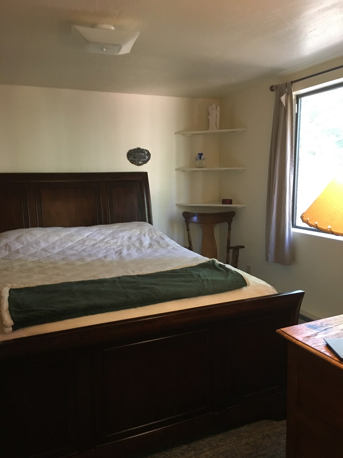 เตียงควีนไซส์ในห้องนอน