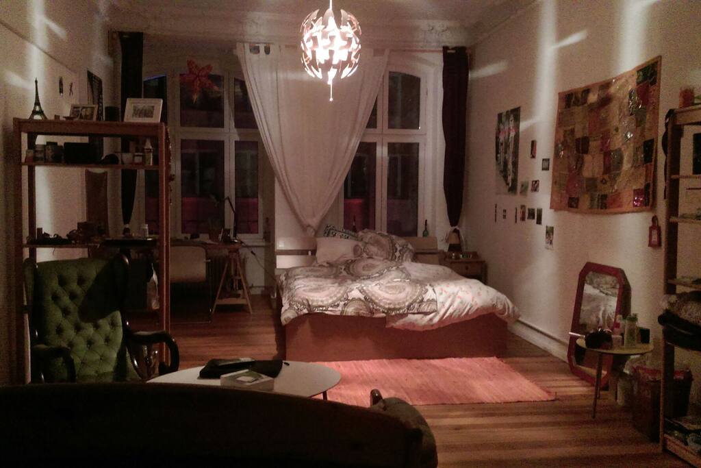 Mit Sitzecke und Schreibtisch am Fenster