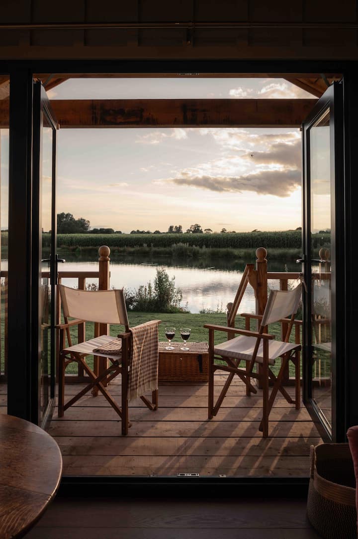 Waterfont Cabin in Staffordhire photo 2