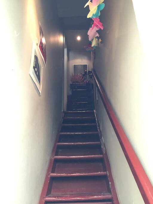 Entrée - Appartement situé au 1er, l'entrée se fait par cet escalier qui nous appartient - pas de voisins au dessus