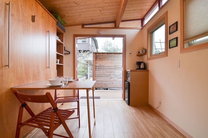 ☆ Sunny Tiny House ☆ Deck & Garden ☆ Parking ☆