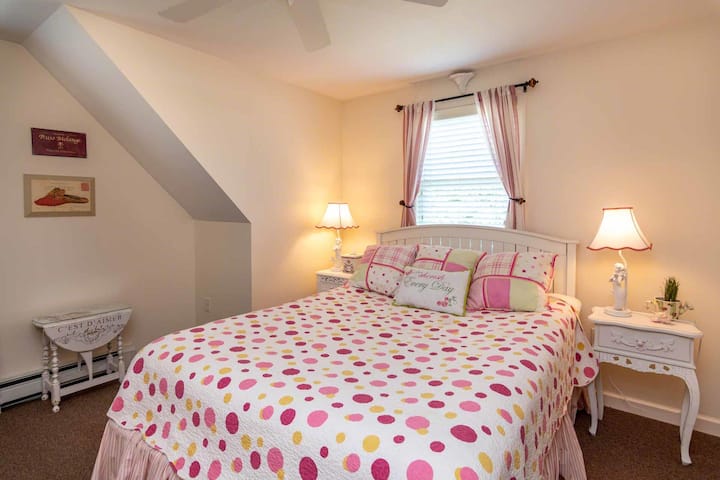 粉色客房。（第二间客房）