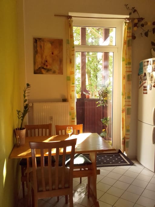 Küchenzugang zum grünen Balkon, schön für ein Frühstück oder die Abendzigarette bei Kerzenschein