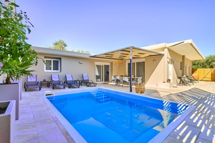 Lux villa in the ♥ of Chania★Prvt Pool★Walk to all