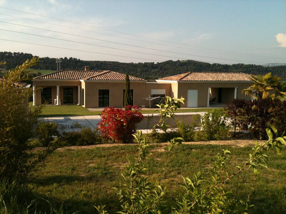 Côté sud . Piscine et jardin
