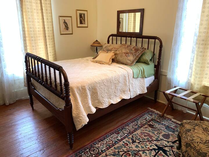 The Green DeWitt Room - Full Size Bed