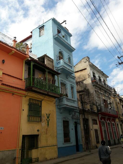Es el frente de la casa. It´s the front view of the building