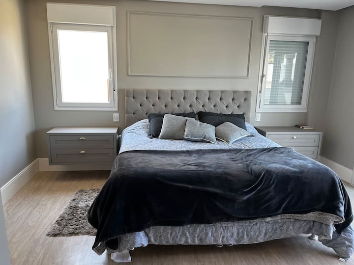 Master suite na kitanda cha ukubwa wa mfalme, na viyoyozi, TV na kabati 