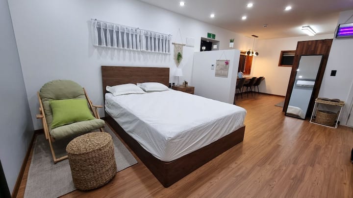 إنه سرير سيمونز مريح للنوم.