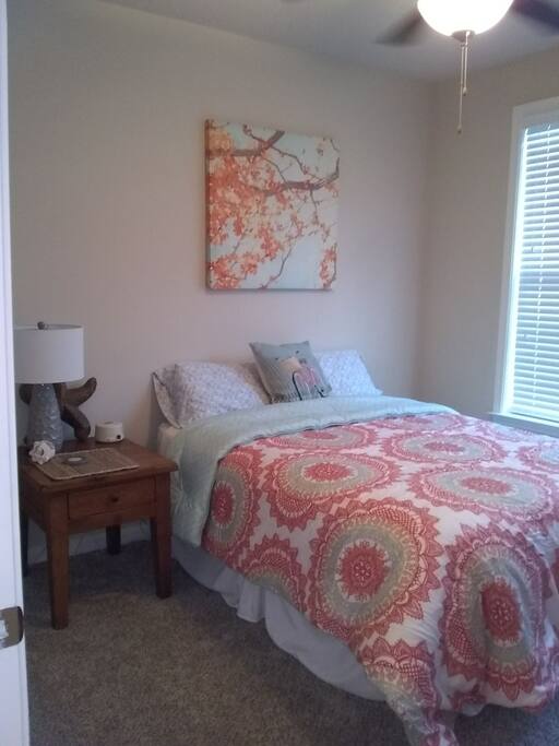 Queen Size bed purchased in May.
Euro Top with antimicrobial covers on pillows and mattress. Bedding will depend on the time of year and an extra blanket will be provided. white noise machine and ceiling fan provided.