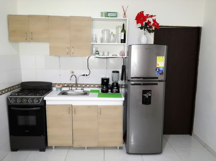 Zona de Cocina: Nevera, Estufa y Utensilios de cocina - Kitchen Area: Refrigerator, Stove, Etc.