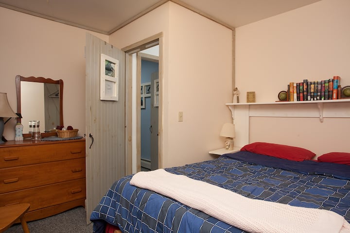 Соба за црни верверички - еден брачен кревет (широк 150 - 179 см