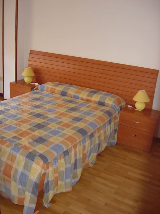 Dormitorio de matrimonio con baño completo