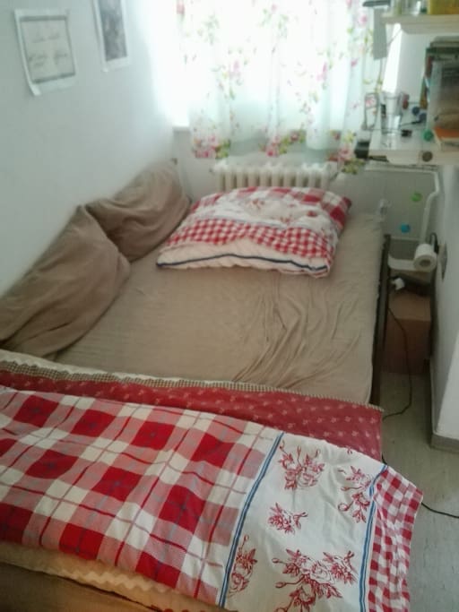 ein hier ein bisschen chaotisches Bett