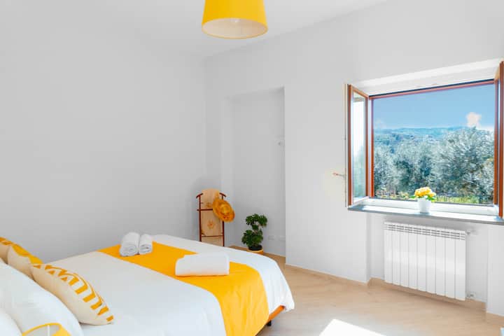 Chambre moderne avec vue sur le jardin