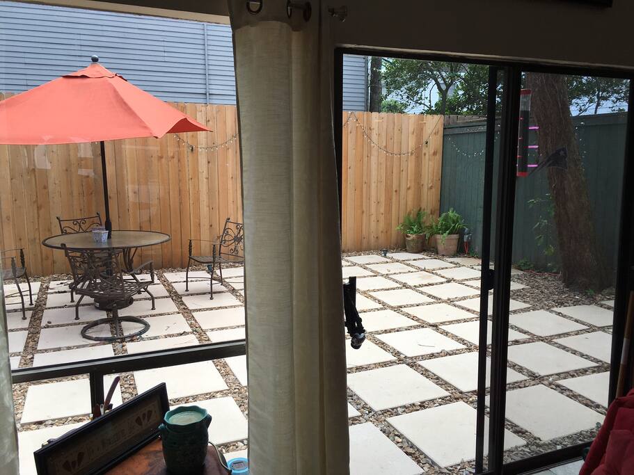 Quiet patio w/grill