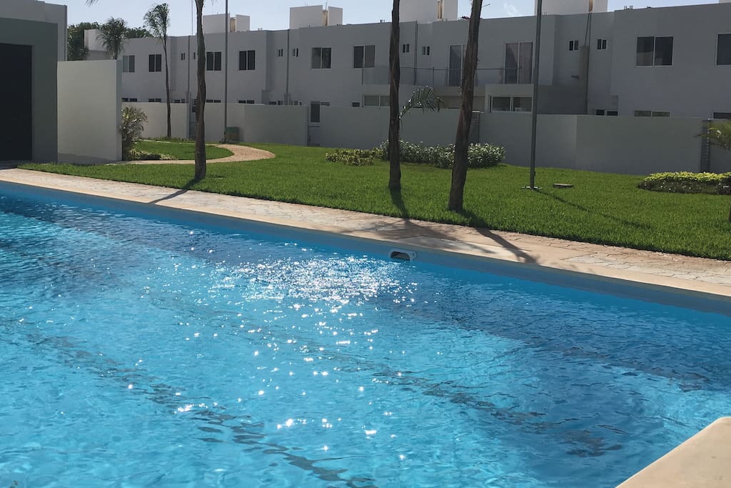 Alberca común con acceso directo desde la casa
