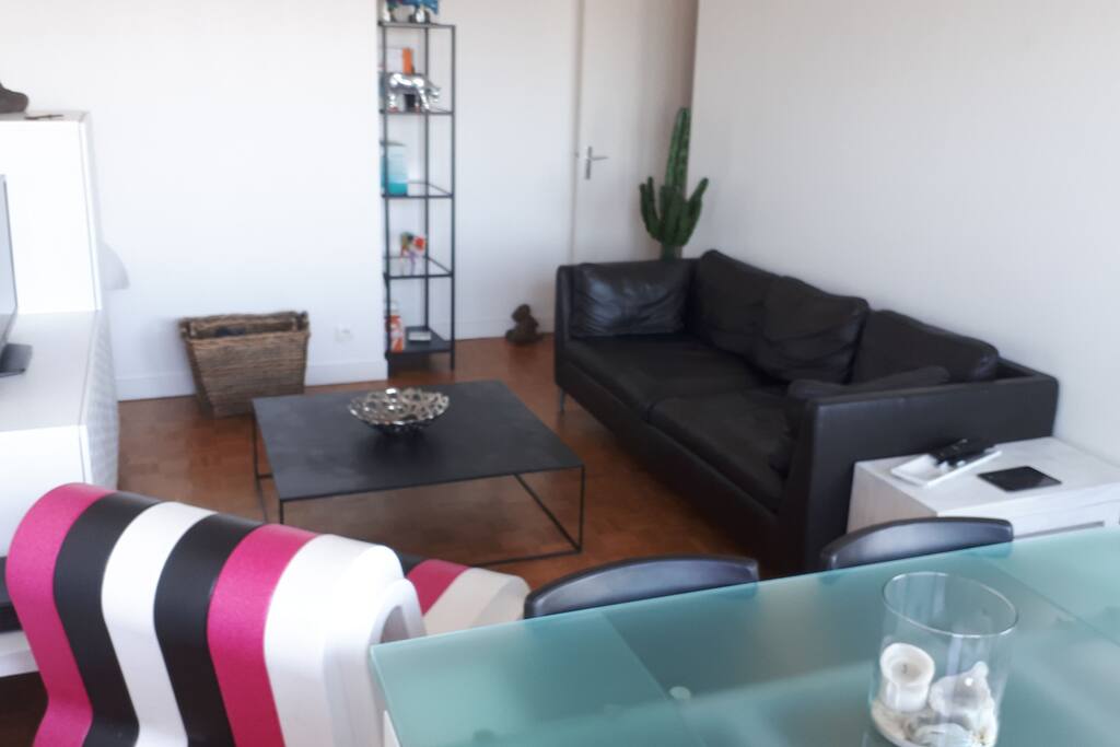 Séjour - salle à manger lumineux avec vue panoramique sur Toulouse