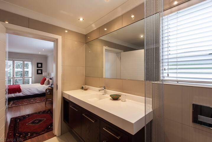 Modern Open Plan House on Golf Estate gallery image 2