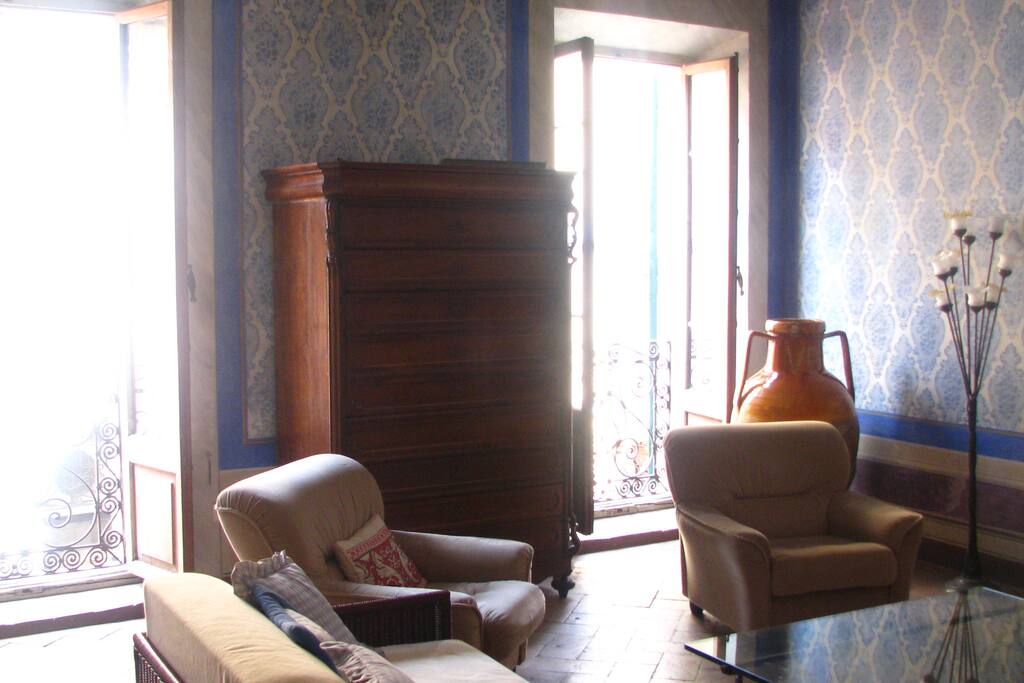 Salone affacci su via Roma
