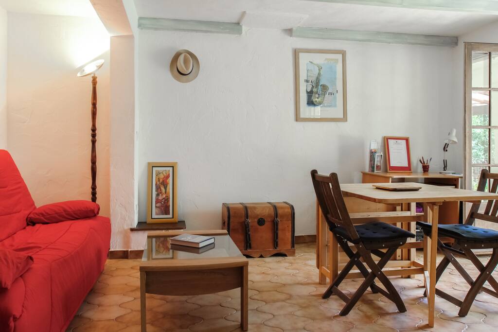 Le salon donne directement sur la terrasse