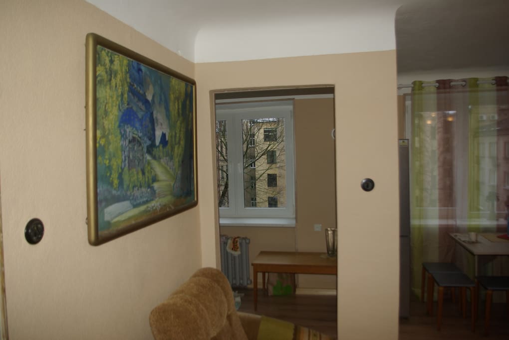 Windows face the yard, not the street