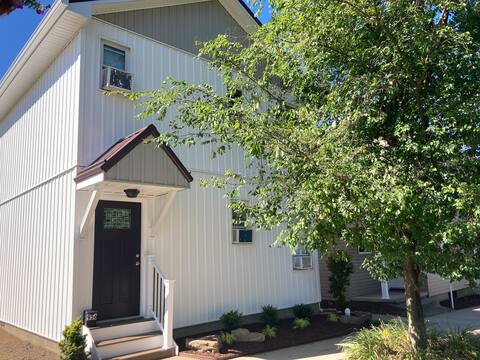 5 BR/7 bed 1 BA upstairs duplex 954 Philly St IUP