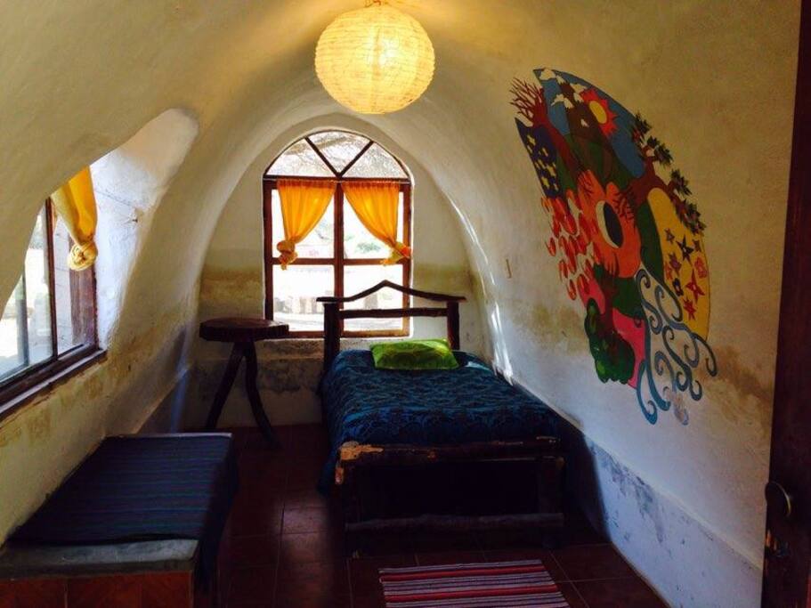 Inside of room N°1. The room has mandalas on the walls
Interior de la habitación N°1 con Mandalas dibujadas en la pared