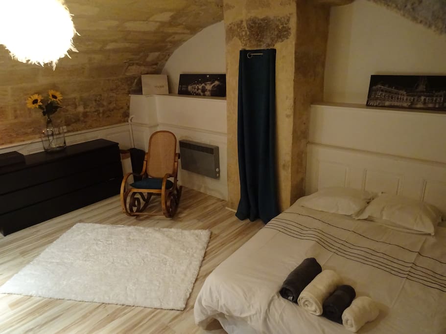 Chambre en cave voûtée / Bedroom in a basement with the vaulted natural ceiling