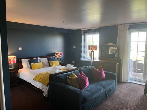 Squirrels Hideaway - Luxury Studio Apartment