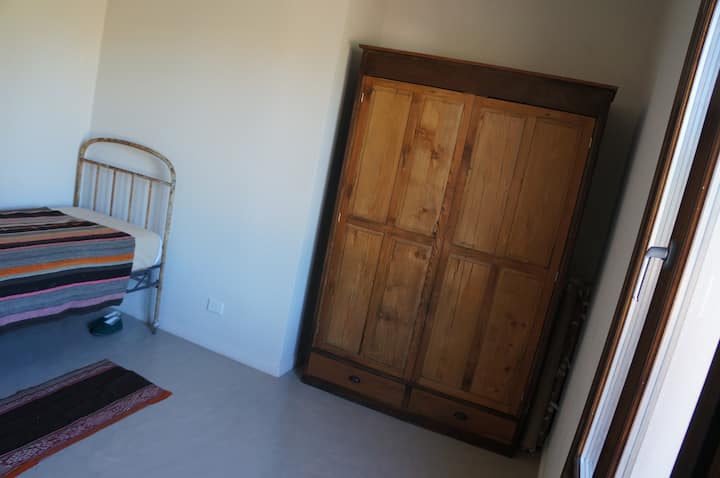 חדר ילדים II - אמנם לא מוצג בתמונה, יש בו מיטת עגלה בגודל טוב ( 1.90 x 80 x 24) מתחת למיטה. 