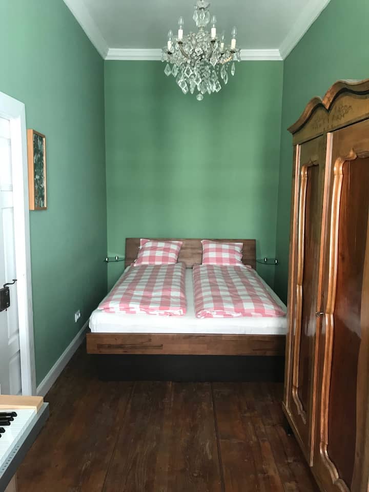 ห้องนอนพร้อมเตียงที่สบายมาก (ทุกห้องมีโคมระย้าระย้าระยิบระยับ)