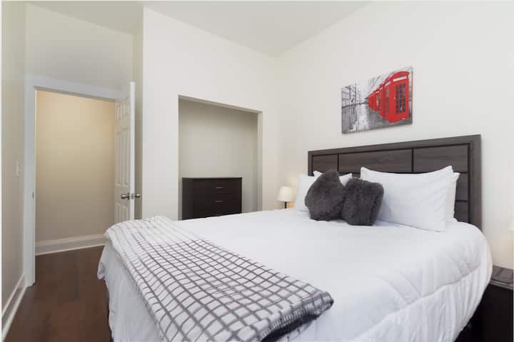 חדר השינה הראשון עם מיטת קווין סייז