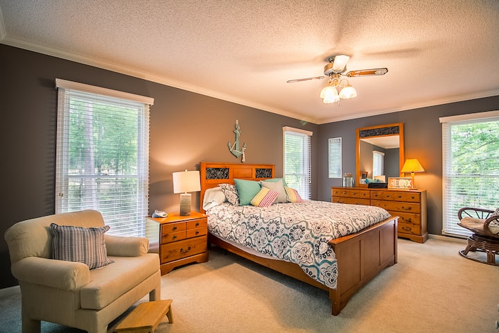 Salle de devant avec lit queen size et entrée privée