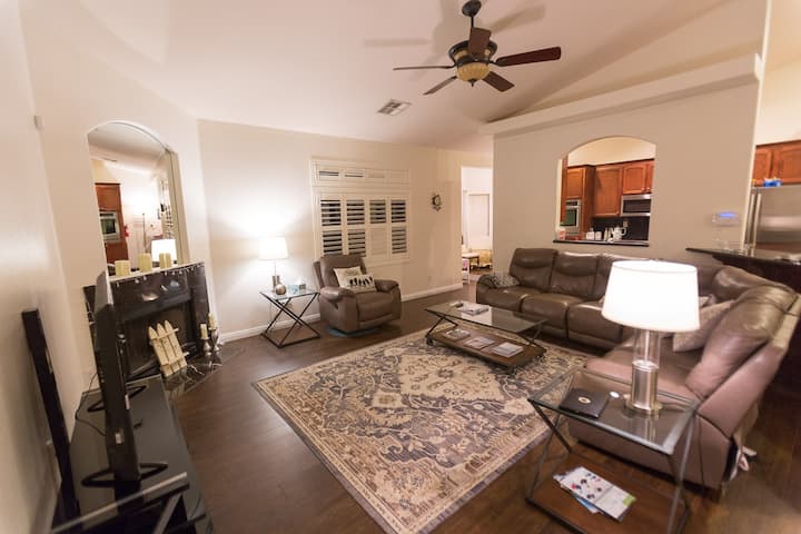 Gemütliches und komfortables Wohnzimmer mit Sitzgelegenheiten für deine Gäste.  Sektional hat zwei Liegestühle.
Eine Liegestelle.