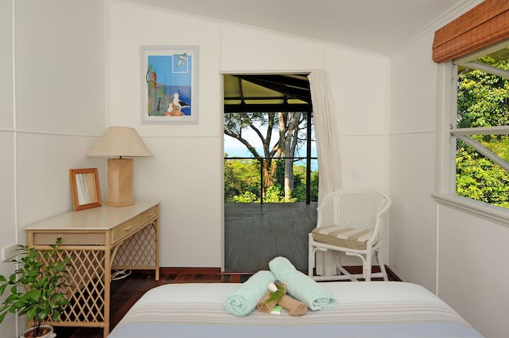 Chumba cha kulala mara mbili kinafunguliwa kwenye mwonekano wa bahari 