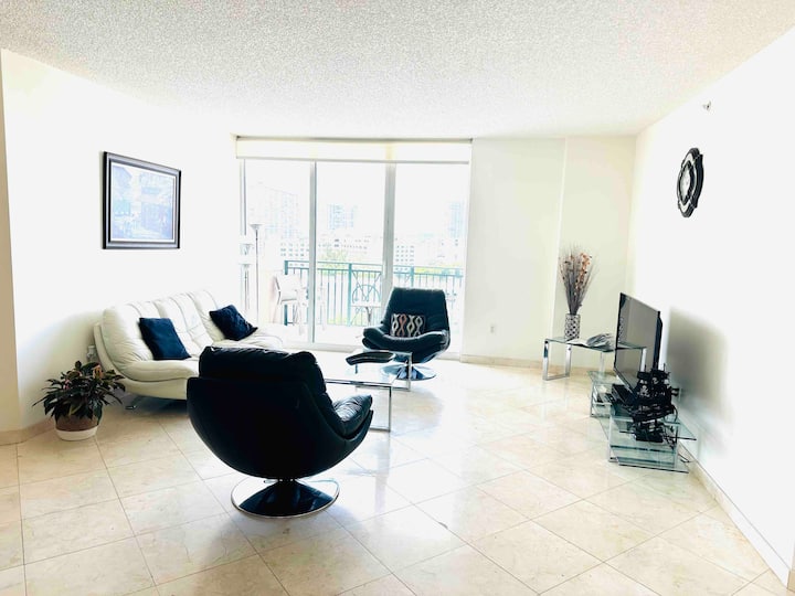 Apt 2/2 Deluxe Kd D00 1/2 Block On The Beach - Sunny Isles Beach, FL
