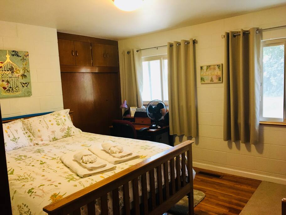Queen guest room that looks out to the backyard
