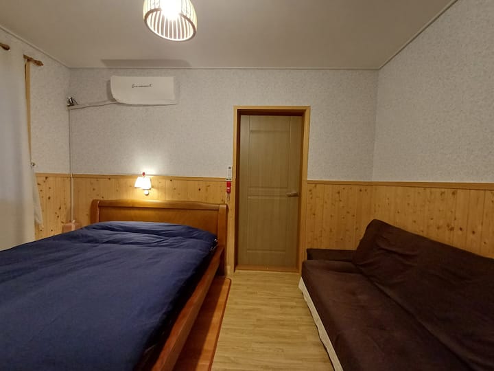 Chambre 2 Lisa Home
lit double terre, canapé (canapé-lit)