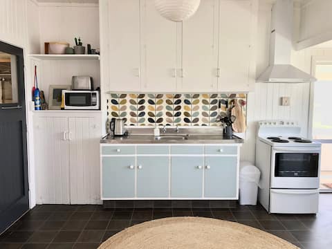 Cute & Cosy Oeo Country Cottage - no cleaning fee